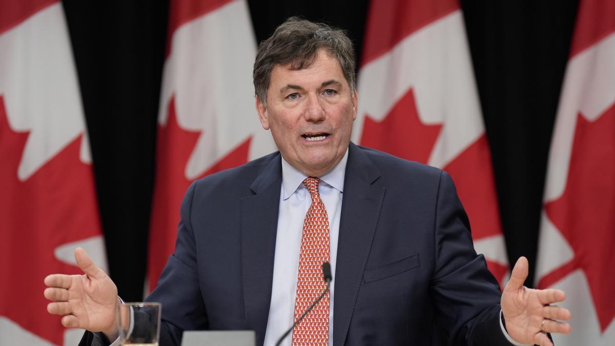 El ministro canadiense de Finanzas, Dominic LeBlanc, gesticula durante el anuncio de los aranceles.