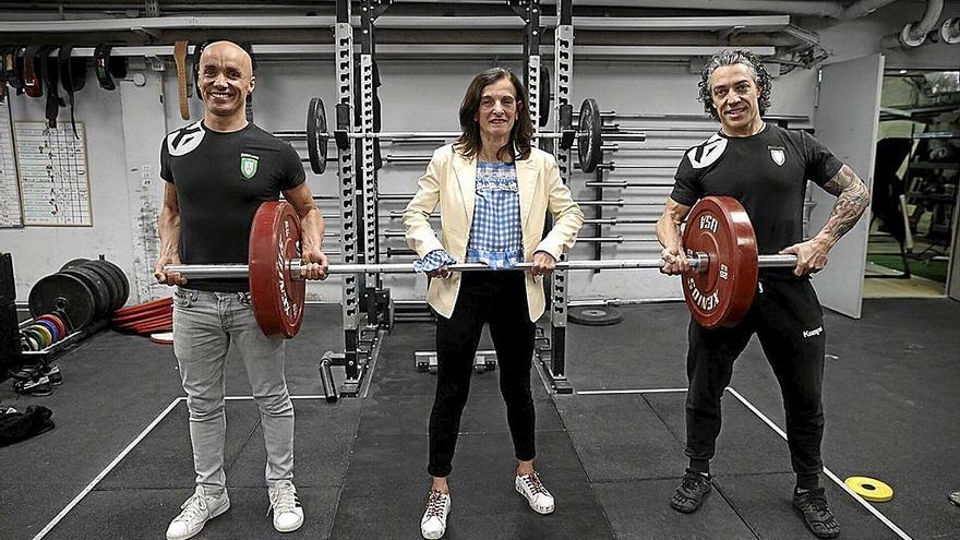 De izquierda a derecha; Mikel Muniáin, Mertxe López e Iñaki Domínguez, en el gimnasio de Anaitasuna.