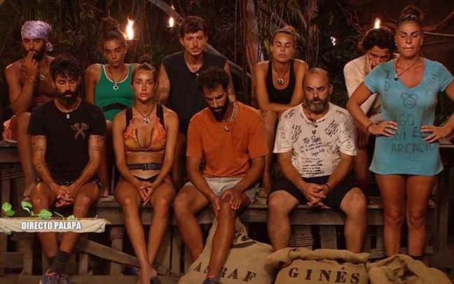 Yaia, de pie, escucha la decisión del programa.