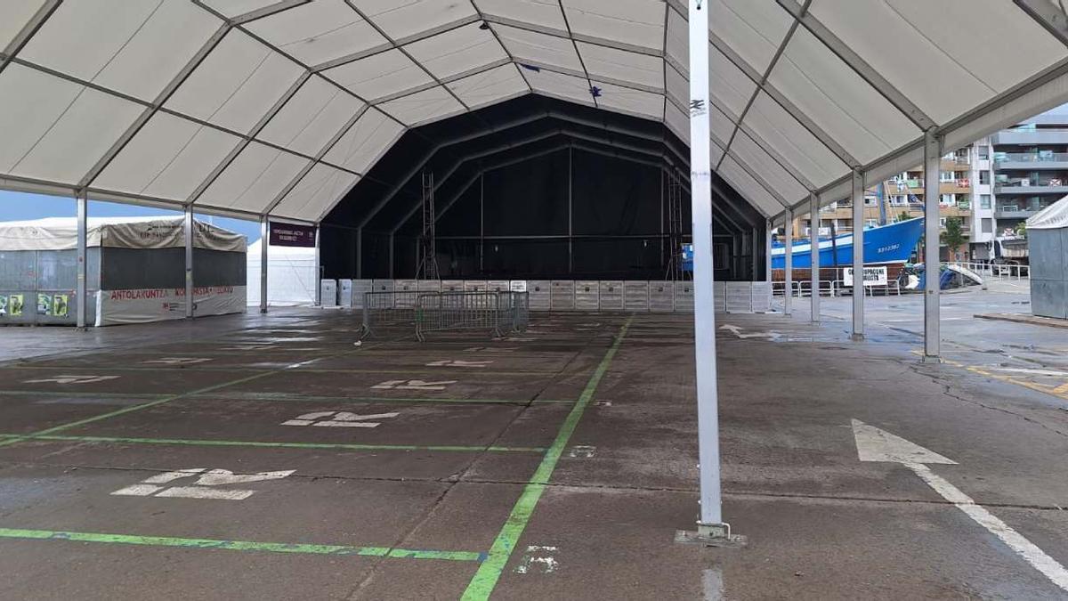 Espacio de las txoznas y el escenario de los conciertos en una edición previa de las fiestas de Hondarribia