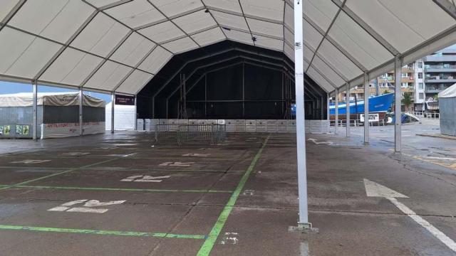 Espacio de las txoznas y el escenario de los conciertos en una edición previa de las fiestas de Hondarribia