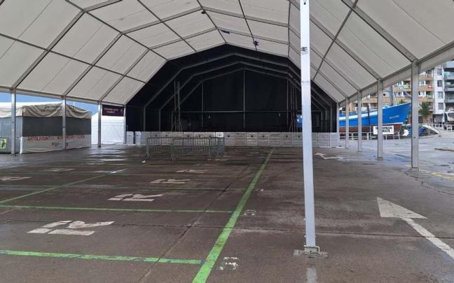 Espacio de las txoznas y el escenario de los conciertos en una edición previa de las fiestas de Hondarribia
