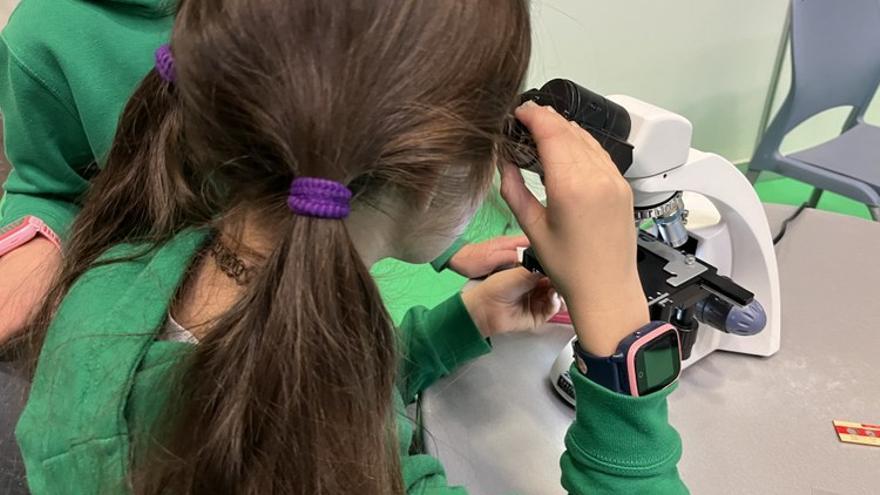 Una menor participante en el programa Bizilabe de Elhuyar en Laudio