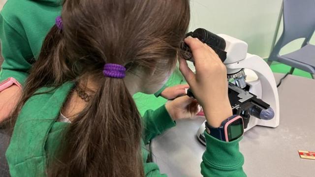 Una menor participante en el programa Bizilabe de Elhuyar en Laudio