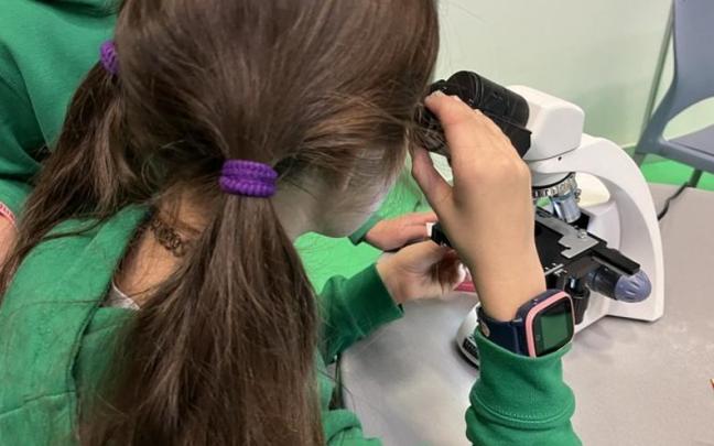 Una menor participante en el programa Bizilabe de Elhuyar en Laudio