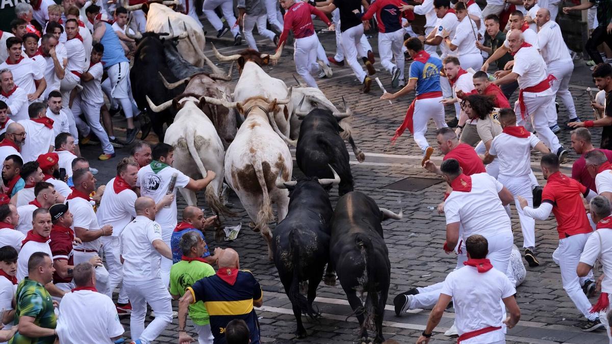 En imágenes: Los rápidos y temidos Cebada Gago, protagonistas del segundo encierro de Sanfermines