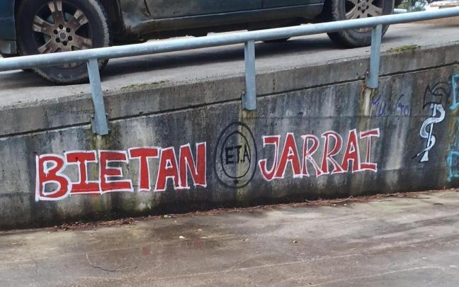 Pintada enalteciendo a ETA aparecida en Leioa.