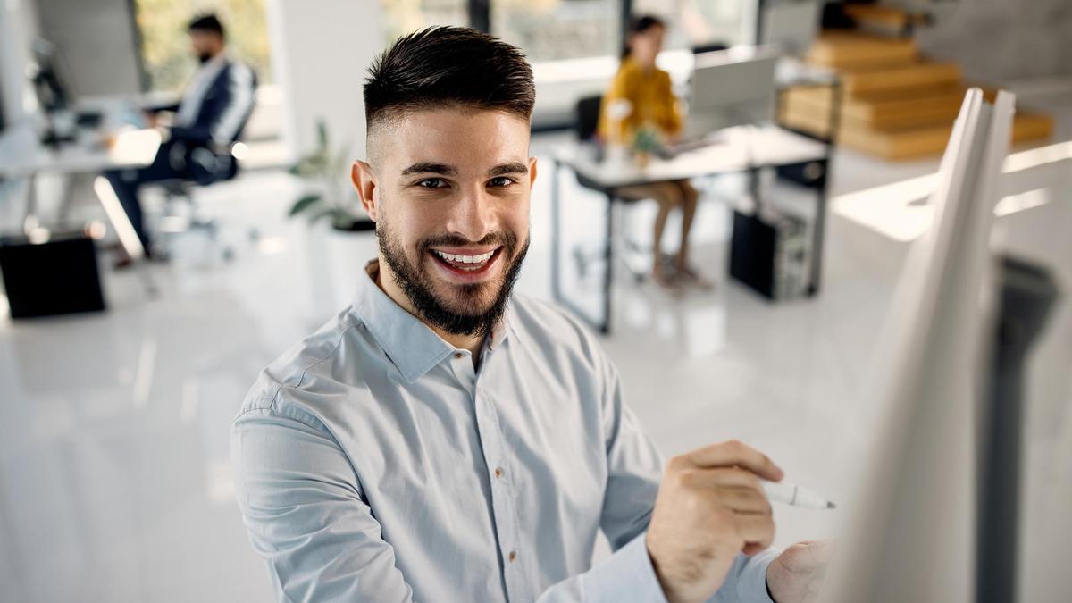Un hombre se muestra feliz y relajado