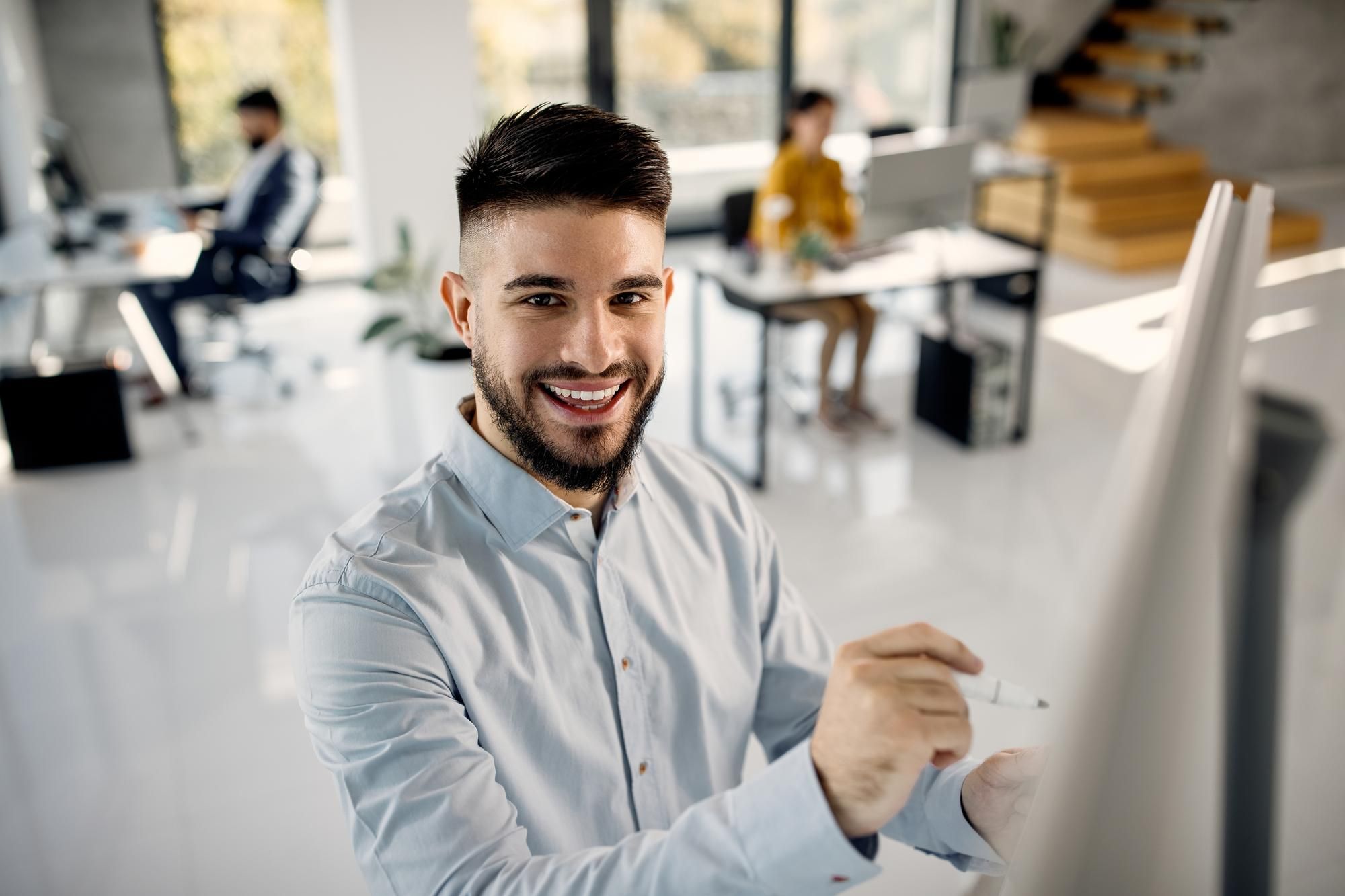 Un hombre feliz y relajado desempeña su trabajo.