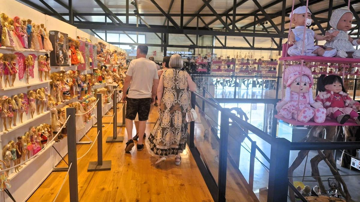 Visitantes pasando por la sección de Barbies y Nancys en la segunda planta del museo