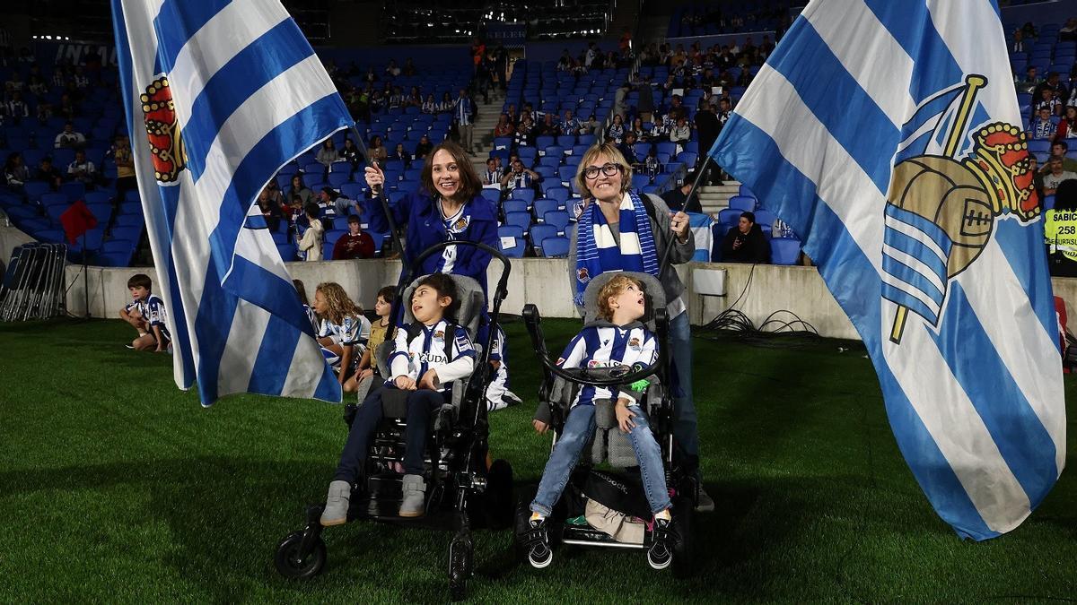 Jare y Danele disfrutando del partido de la Real, junto con sus familiares. / REAL SOCIEDAD