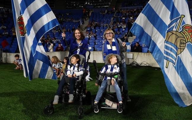 Jare y Danele disfrutando del partido de la Real, junto con sus familiares. / REAL SOCIEDAD