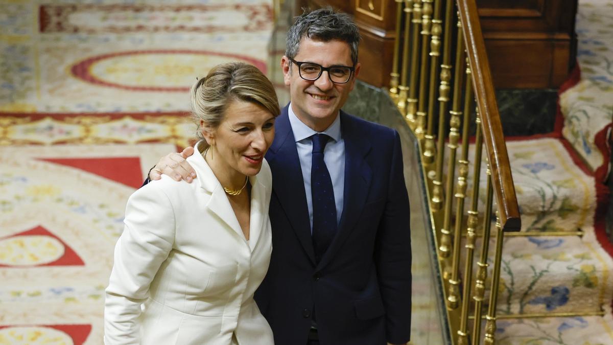 Yolanda Díaz, que tuvo un protagonismo destacado, es arropada por Félix Bolaños. A la derecha, Cuca Gamarra fue el rostro del PP en una sesión en la que Feijóo se ausentó.