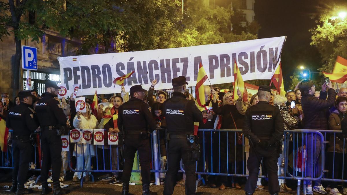 Concentraciones frente a la sede del PSOE en la calle Ferraz.