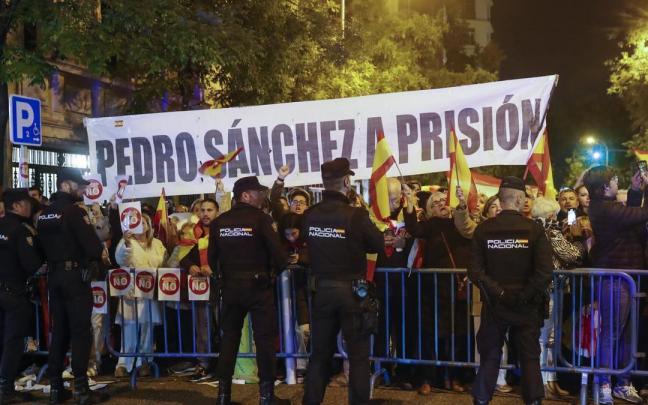 Concentraciones frente a la sede del PSOE en la calle Ferraz.