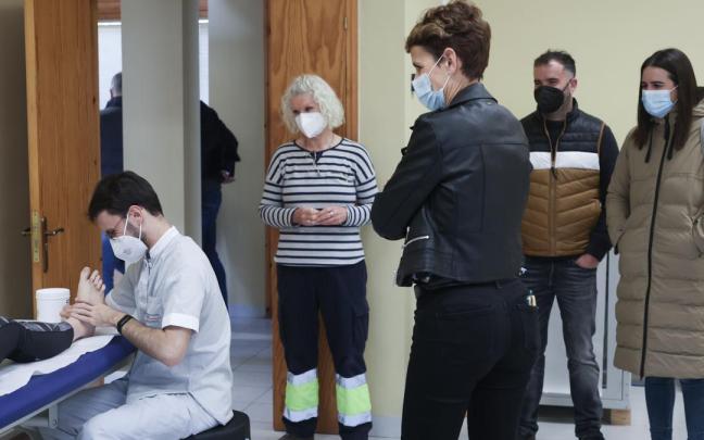 Chivite, durante su visita al centro de salud de Ezcaroz / Ezkaroze, donde ha anunciado la puesta en marcha de un nuevo sistema de videoconsulta