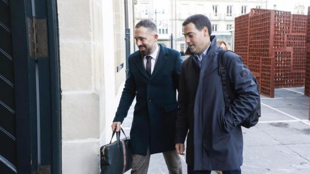 El consejero de Vivienda, el socialista Denis Itxaso, con el lehendakari, Imanol Pradales, en una imagen de archivo