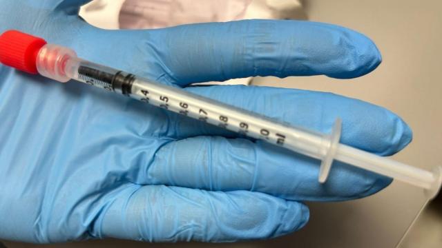 Vyjuvek se administra mediante un gel tópico aplicado directamente sobre las heridas de los pacientes con Piel de Mariposa.