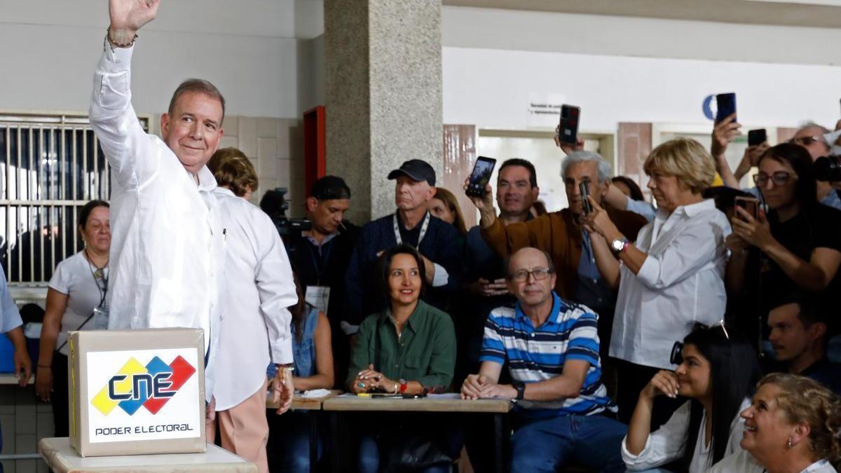 El candidato de la oposición venezolana, Edmundo González Urrutia, ejerce su voto en las pasadas elecciones.