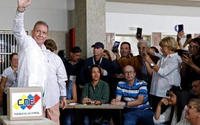 El candidato de la oposición venezolana, Edmundo González Urrutia, ejerce su voto en las pasadas elecciones.