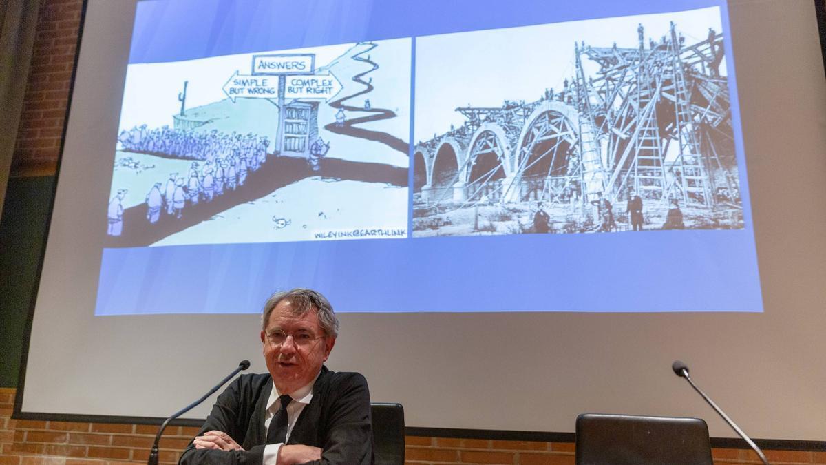 Emiliano López, durante la conferencia.