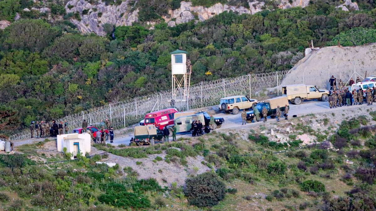 Dispositivo policial junto a la valla de Ceuta.