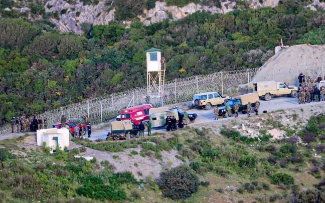 Dispositivo policial junto a la valla de Ceuta.