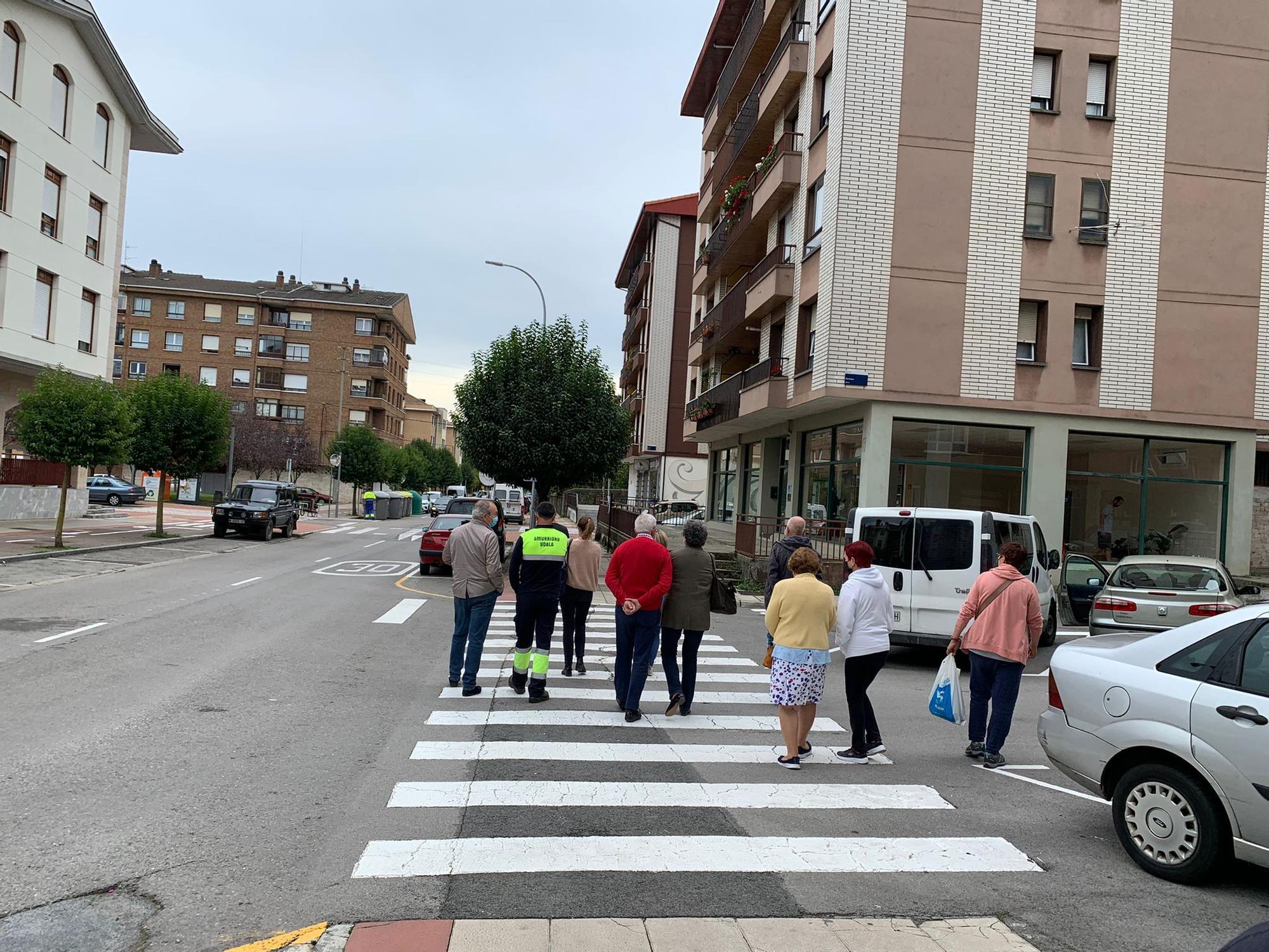 Una anterior visita con vecinos al barrio landako