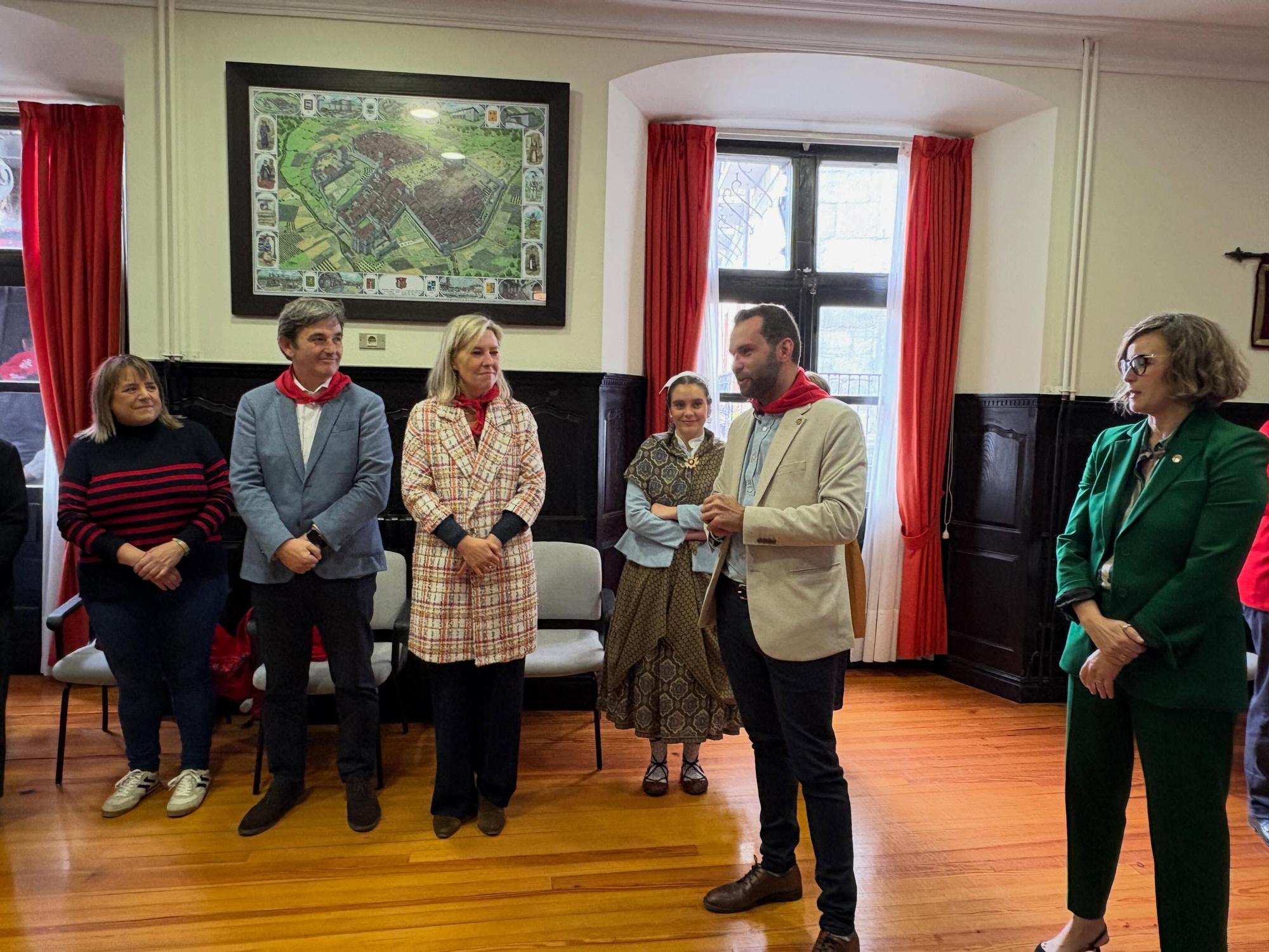 Recepción en el salón de plenos de la Casa Consistorial