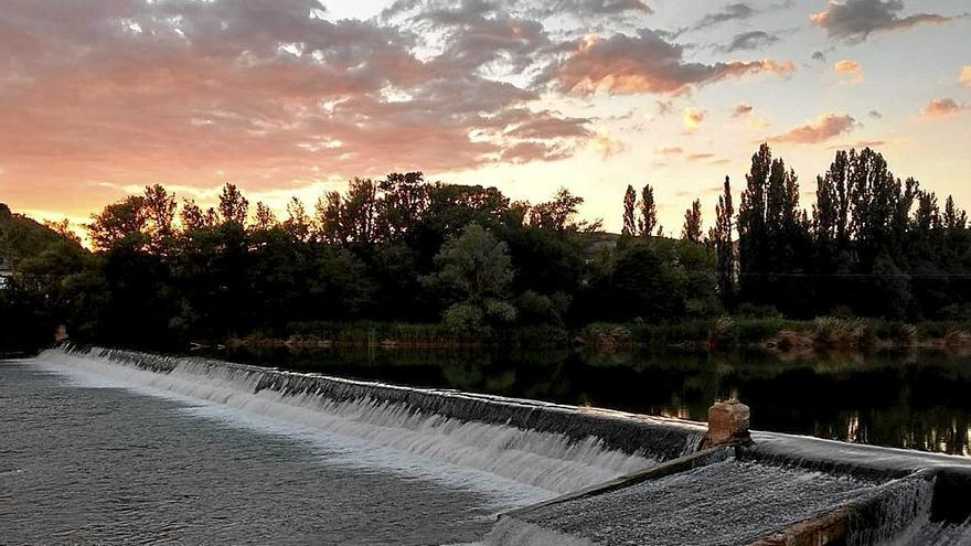 Presa del río Aragón en Sangüesa.