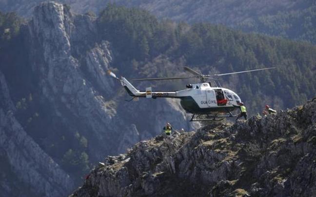 Un helicóptero de rescate de la Guardia Civil, en una imagen de archivo. Un helicóptero de rescate de la Guardia Civil, en una imagen de archivo.
