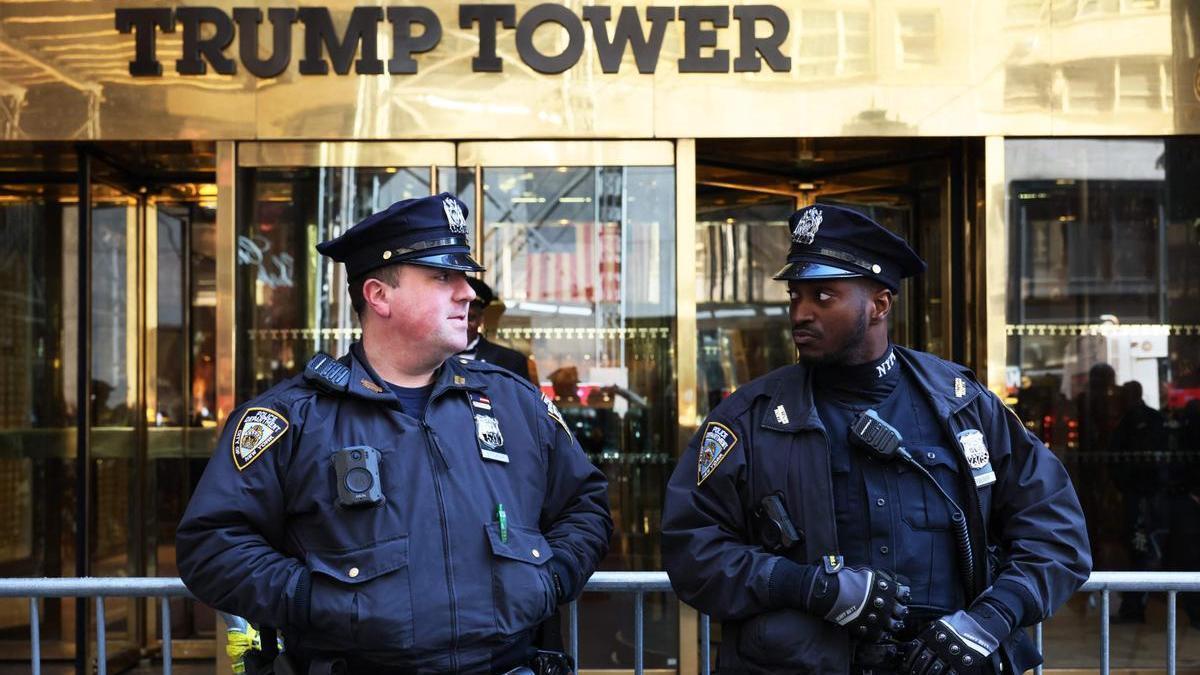 Dos policías ante la Trump Tower de Nueva York.