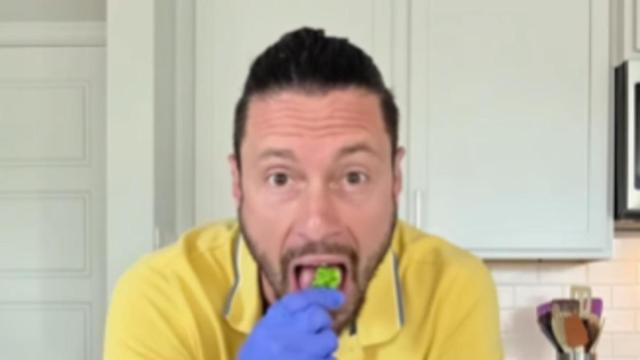 El nutricionista cocinando el brócoli