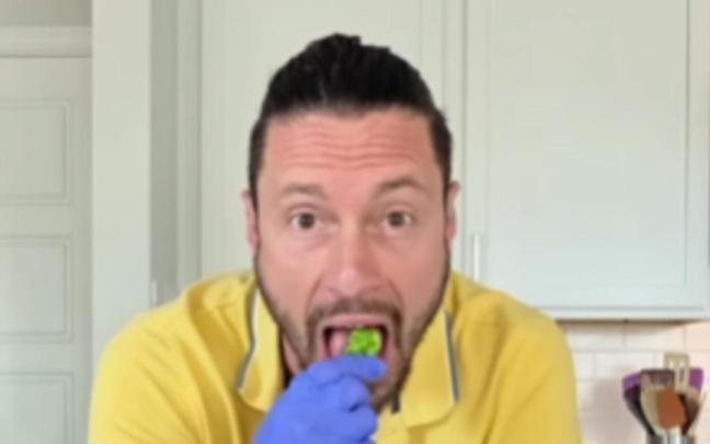 El nutricionista cocinando el brócoli