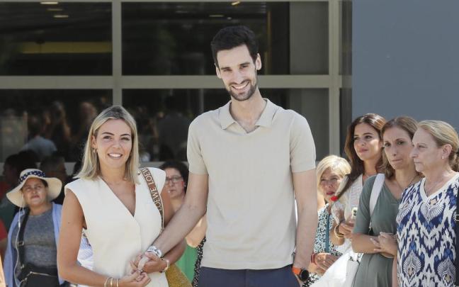 Sergio Rico y su mujer, Alba Silva.