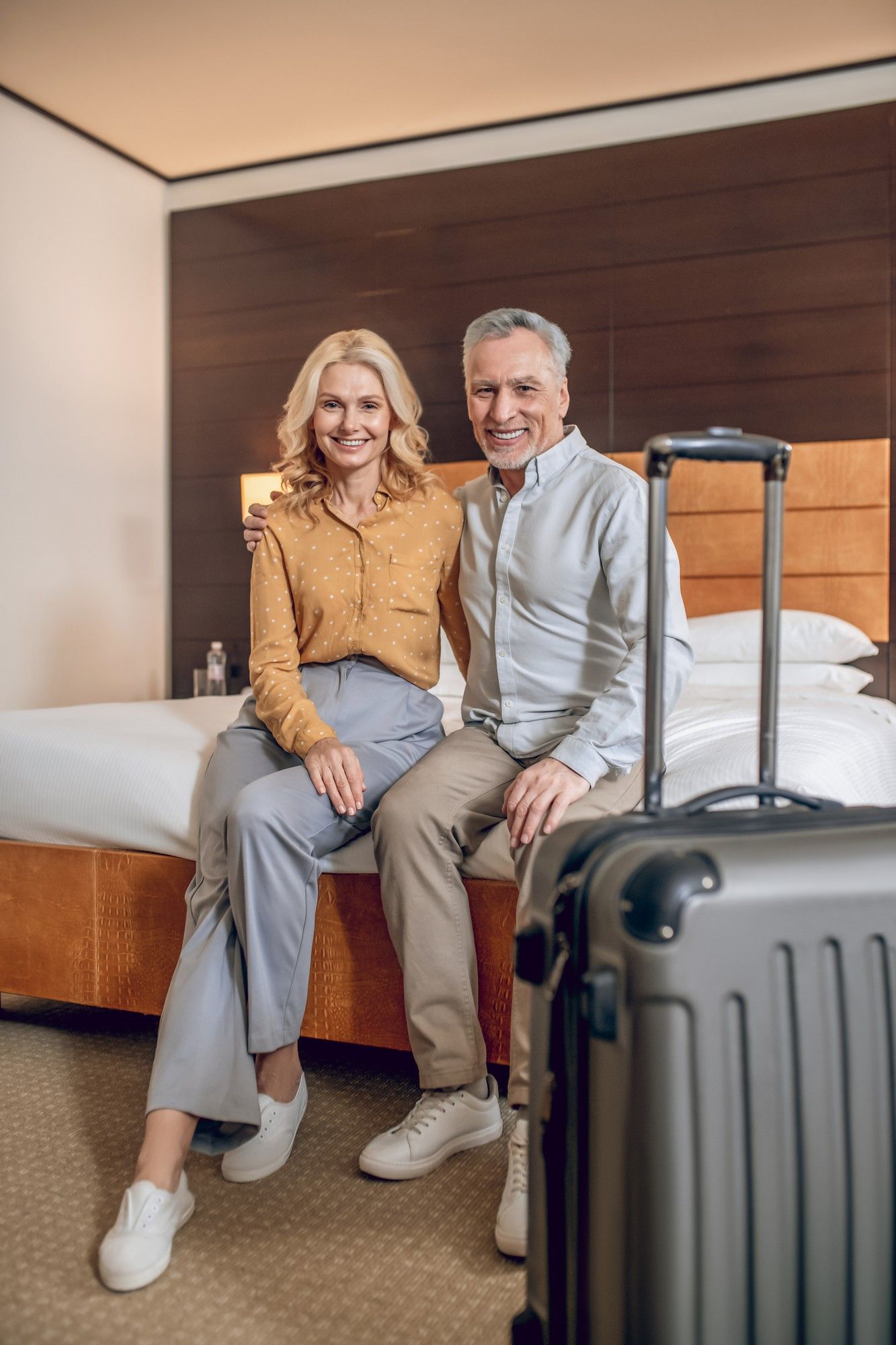 Una pareja, a punto de instalarse en la habitación de hotel.