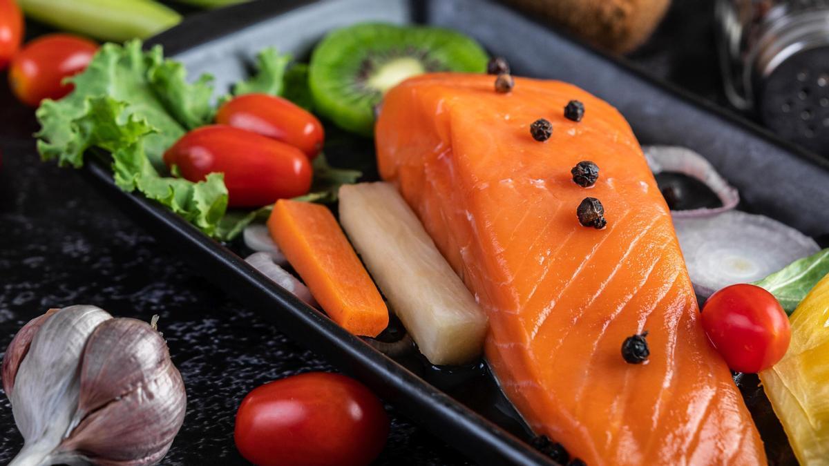El salmón, por sus efectos antiinflamatorios, es un pescado interesante en la menopausia.