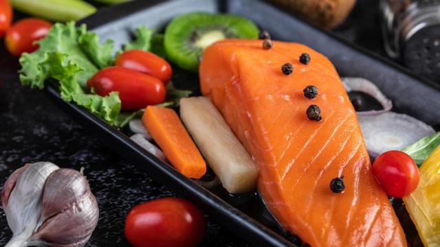 El salmón, por sus efectos antiinflamatorios, es un pescado interesante en la menopausia.