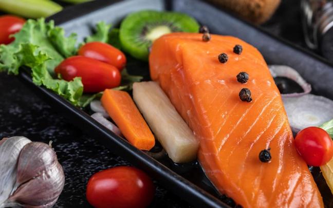 El salmón, por sus efectos antiinflamatorios, es un pescado interesante en la menopausia.