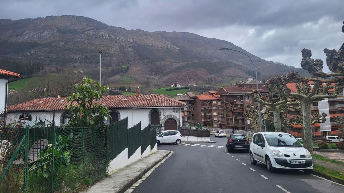 El estacionamiento y la circulación urbana son dos de los problemas a los que se trata de dar respuesta desde el Ayuntameinto de Azkoitia con estas medidas