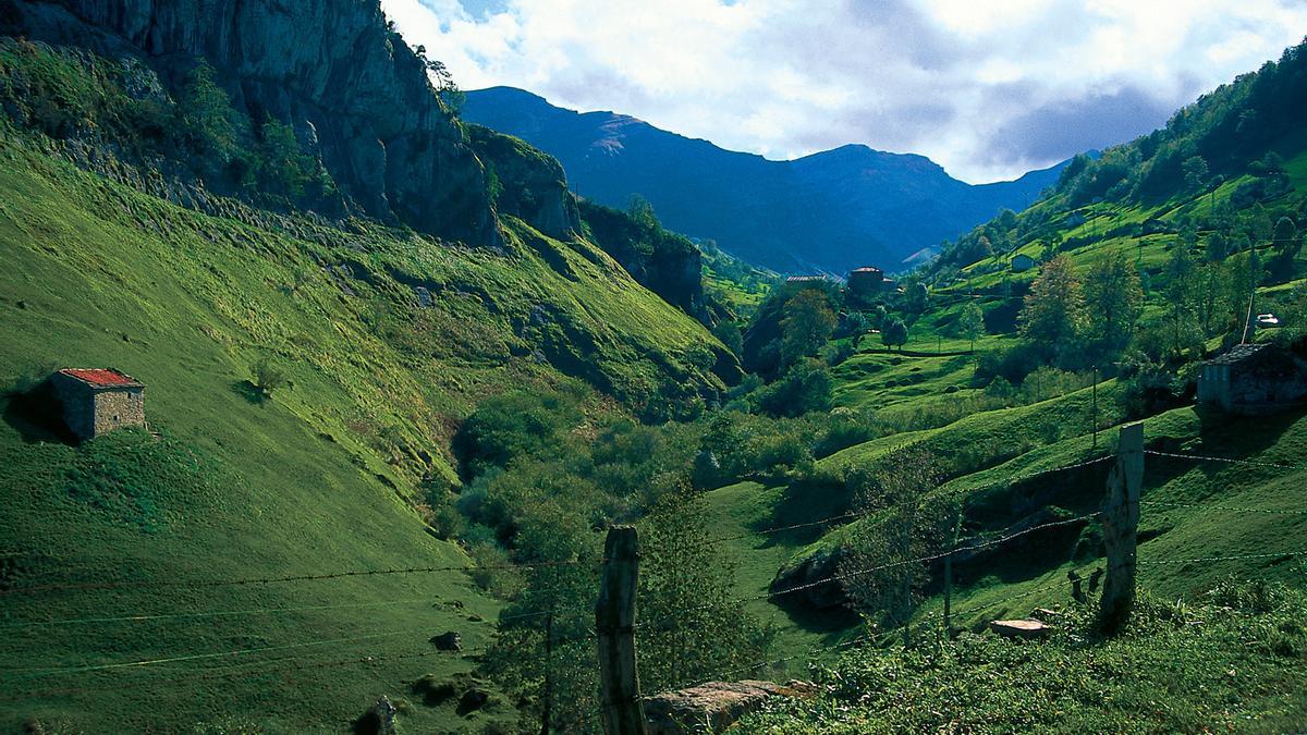 El vértigo de los valles cántabros resulta tan inolvidable como su color verde.