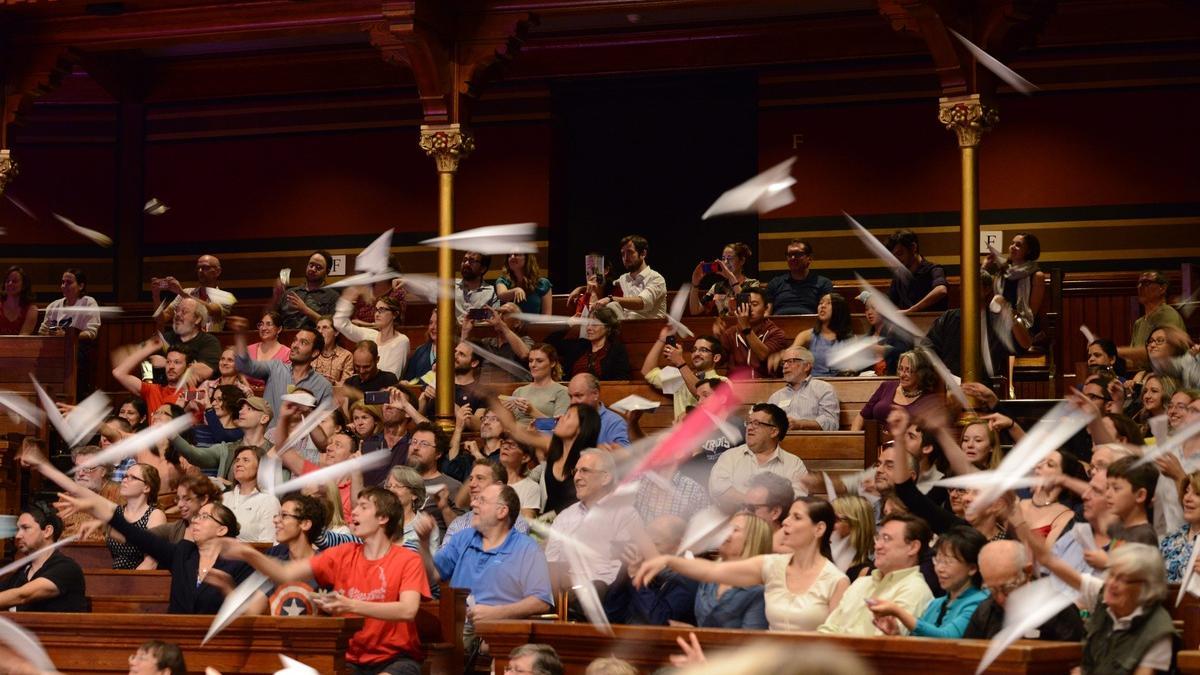 El público lanza aviones de papel durante la ceremonia de los Ig Nobel, una de las tradiciones más características de estos premios.