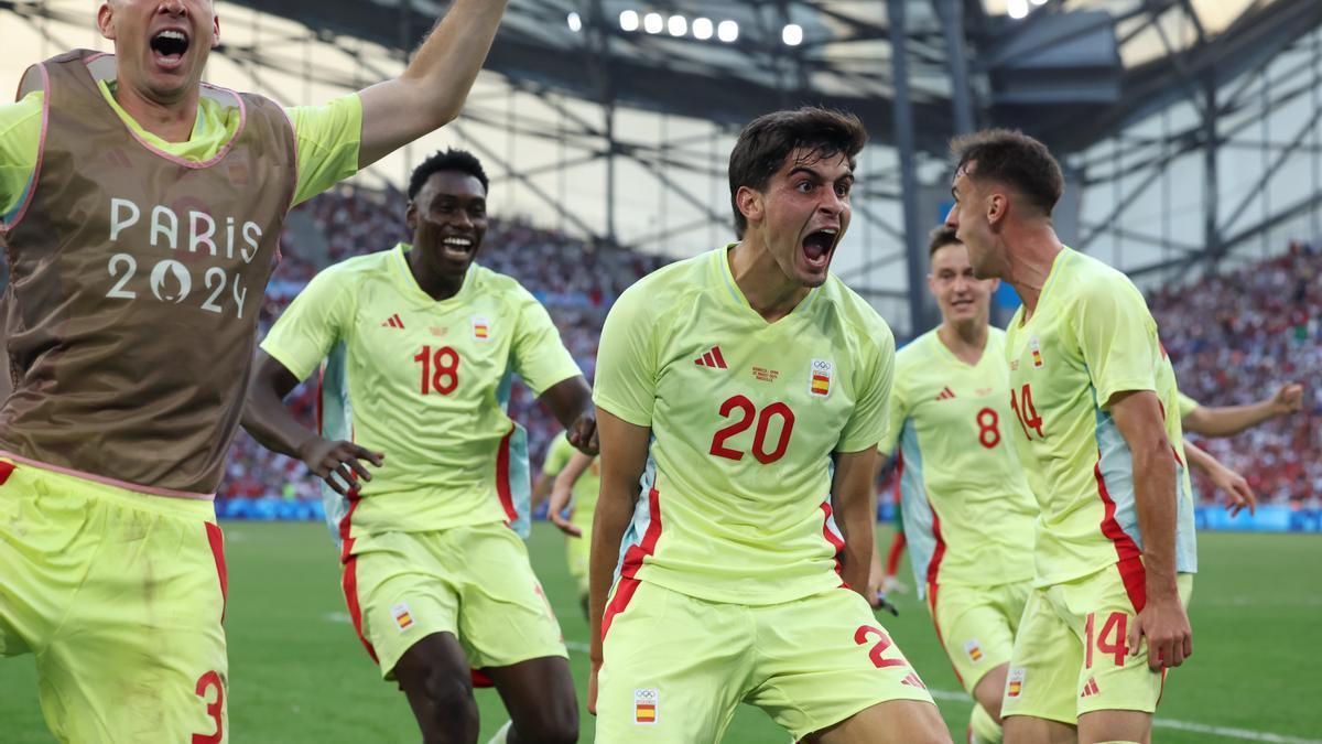 Los jugadores de la selección española celebran el segundo gol.