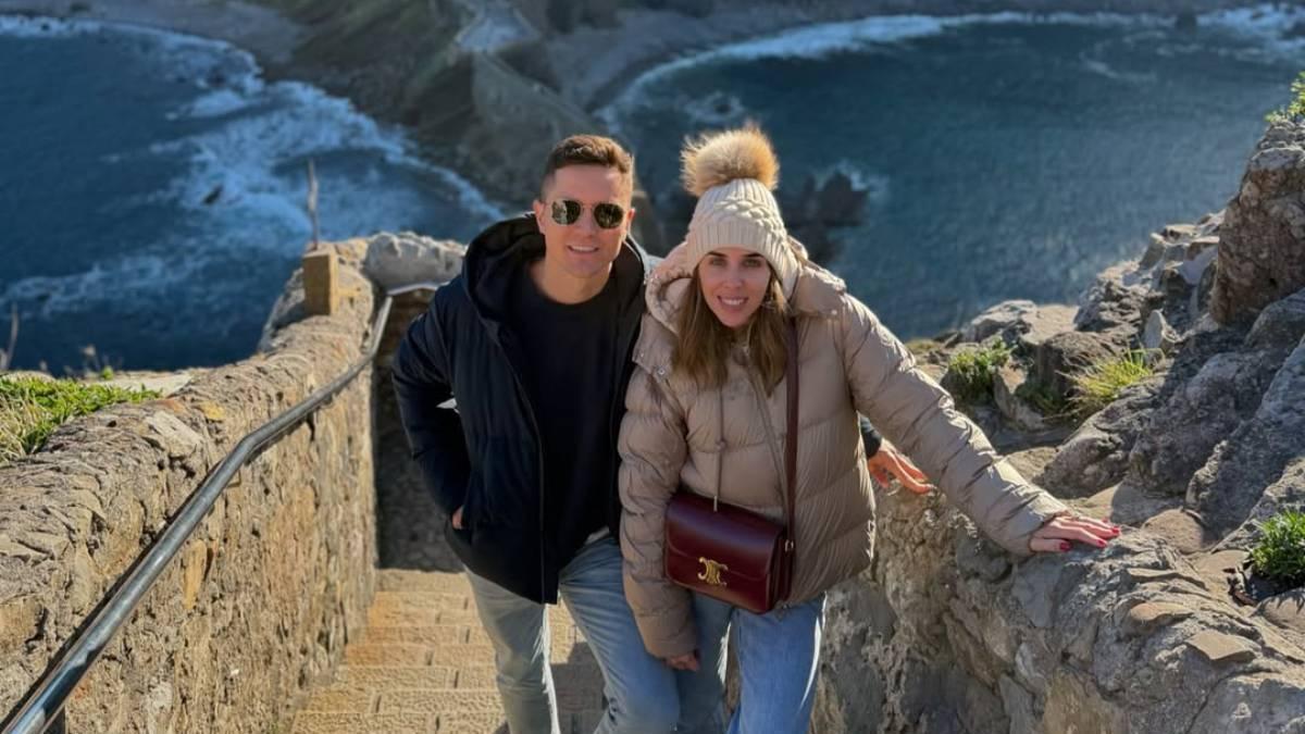 Ander Herrera y su mujer, Isabel Collado, en San Juan de Gaztelugatxe