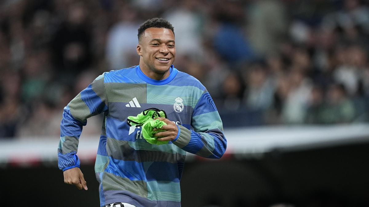 Kylian Mbappe, mientras es silbado dirigiéndose al banquillo para saltar al terreno de juego durante el partido contra el Oviedo.