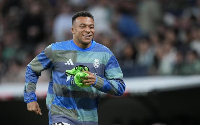 Kylian Mbappe, mientras es silbado dirigiéndose al banquillo para saltar al terreno de juego durante el partido contra el Oviedo.