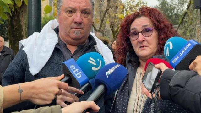 Los padres del Iurgi a la salida del juicio en Gernika el pasado mes de noviembre