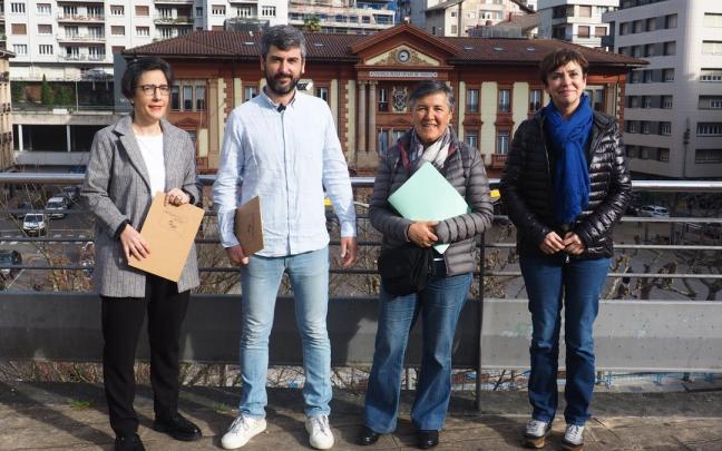 El grupo municipal del PNV, con la casa consistorial al fondo