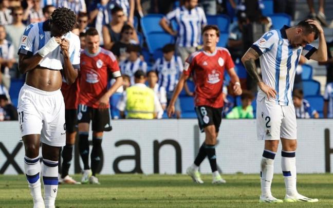 Cho y Sola lamentan el postrero 1-1 logrado por el Celta en Anoeta. JAVIER COLMENERO