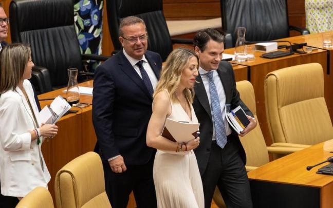 La presidenta del PP de Extremadura, María Guardiola, durante la constitución de la Asamblea de Extremadura.